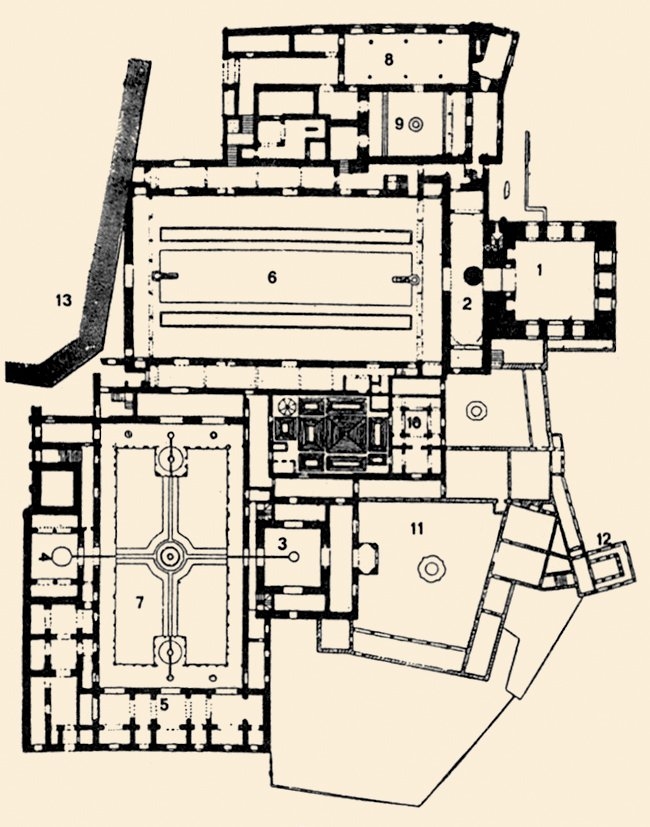 Elhamra Sarayı’nın planı: 1. Elçiler Holü. 2. İnâyet Holü. 3. İki Kızkardeş Salonu. 4. İbnü’s-Serrâc Divanhânesi. 5. Krallar Salonu. 6. Havuzlu Avlu.7. Aslanlı Avlu. 8. Mescid. 9. Mescid Avlusu.10. Hamam. 11. Draza bahçesi. 12. Kraliçenin giyinme odası. 13. Şarlken’in sarayı