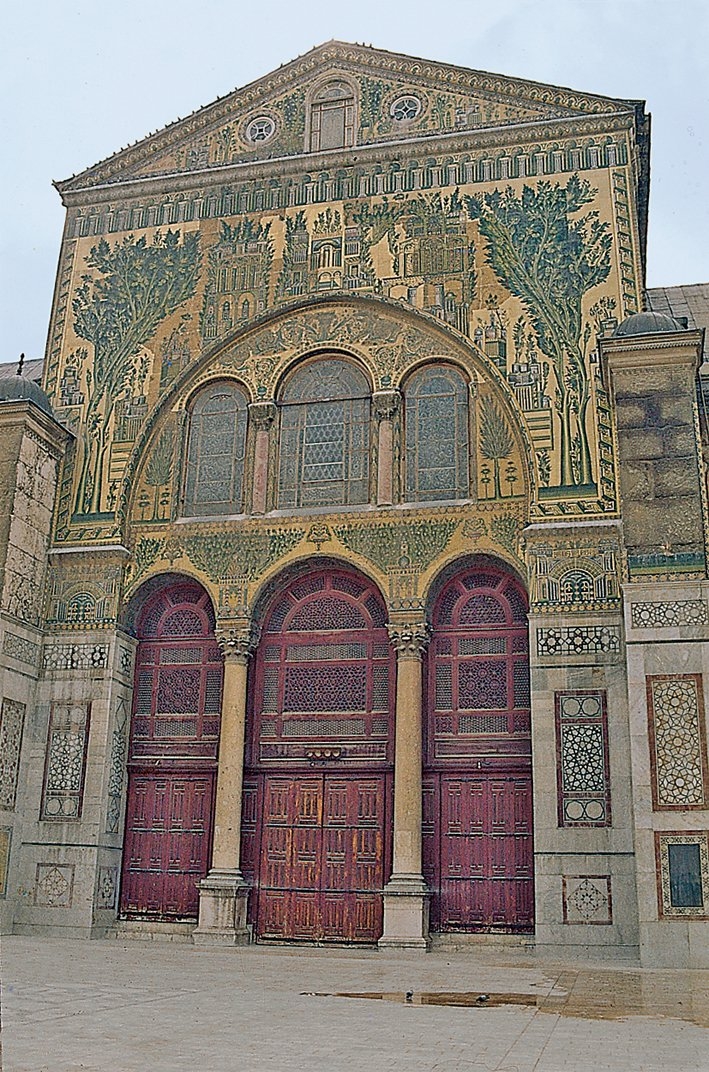 Şam Emeviyye Camii’ninüçgen alınlıklı, kemerli anıtsal kapısı