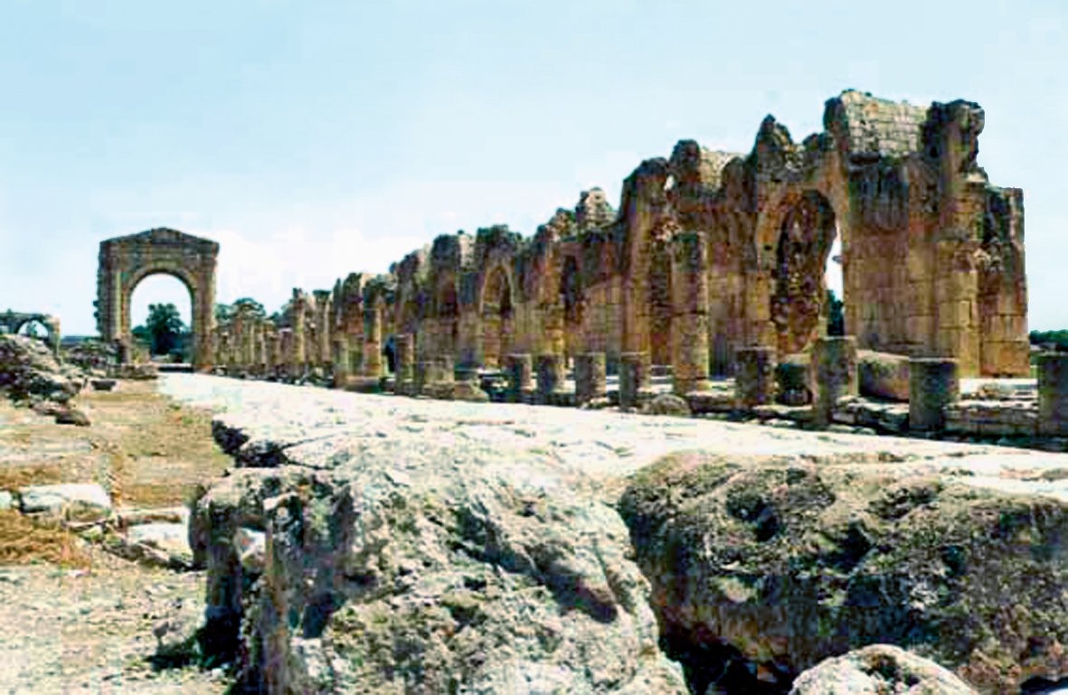 Tarihî Sûr şehrinin mimari kalıntılarından bir görünüş