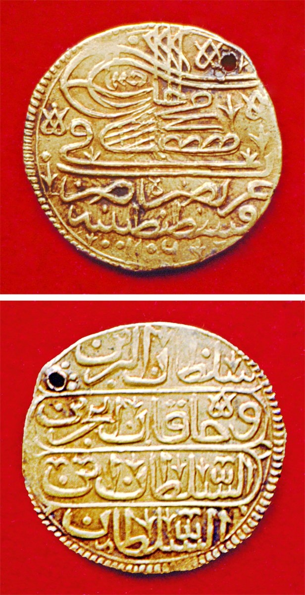 1106 (1695) tarihli cedîd eşrefî (İstanbul Arkeoloji Müzeleri, Teşhir nr. 1722)