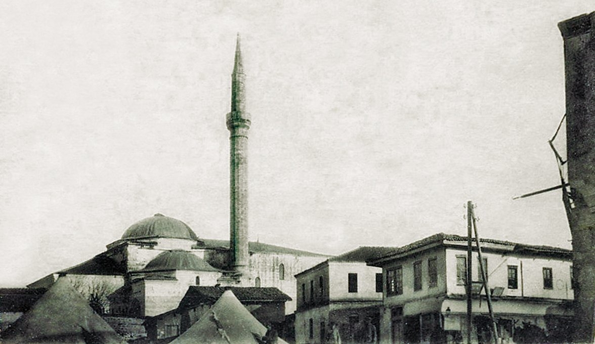 XVI. yüzyıl başlarına ait Yenice-i Vardar’daki Evrenosoğlu İskender Bey Camii’ni gösteren eski bir kartpostal (Nezih Başgelen koleksiyonu)
