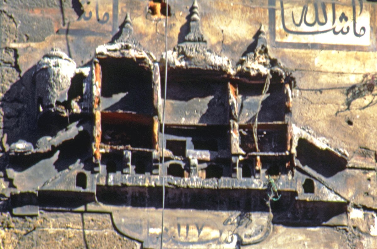 Büyük Yeni Han’ın batı duvarında bulunan kuşevi ile alt kısmındaki inşa tarihi