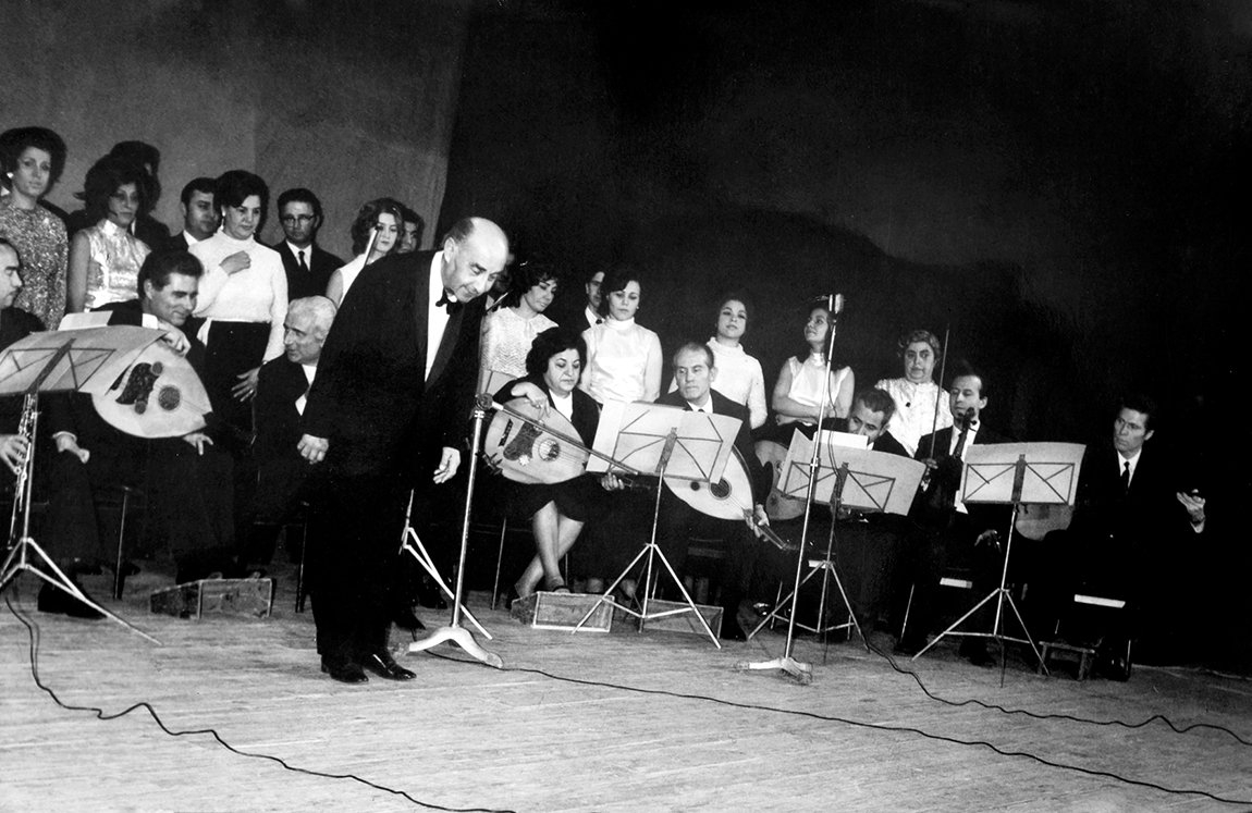 Emin Ongan yönetimindeki Üsküdar Mûsiki Cemiyeti Korosu bir konser esnasında