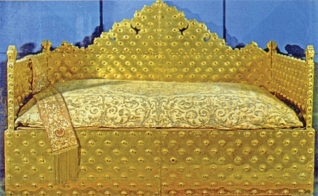 III. Murad’ın ceviz üzerine altın kaplamabayram tahtı (TSM, Envanter nr. 2825)