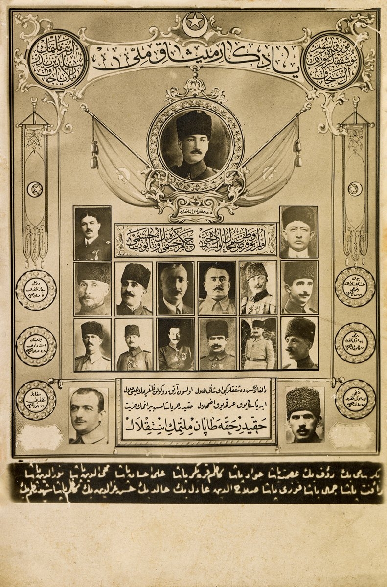 Millî Mücadele kapsamında bazı şehirlerin kurtuluşu vesilesiyle yayımlanan (Foto Mükerrem, 1922) seriden, üzerinde İstiklâl Marşı’nınonuncu kıtası ile Gazi Mustafa Kemal Paşave diğer erkân-ı harbin fotoğraflarının yer aldığı“Yâdigâr-ı Mîsâk-ı Millî” başlıklı kartpostal(M. Ruyan Soydan koleksiyonu)