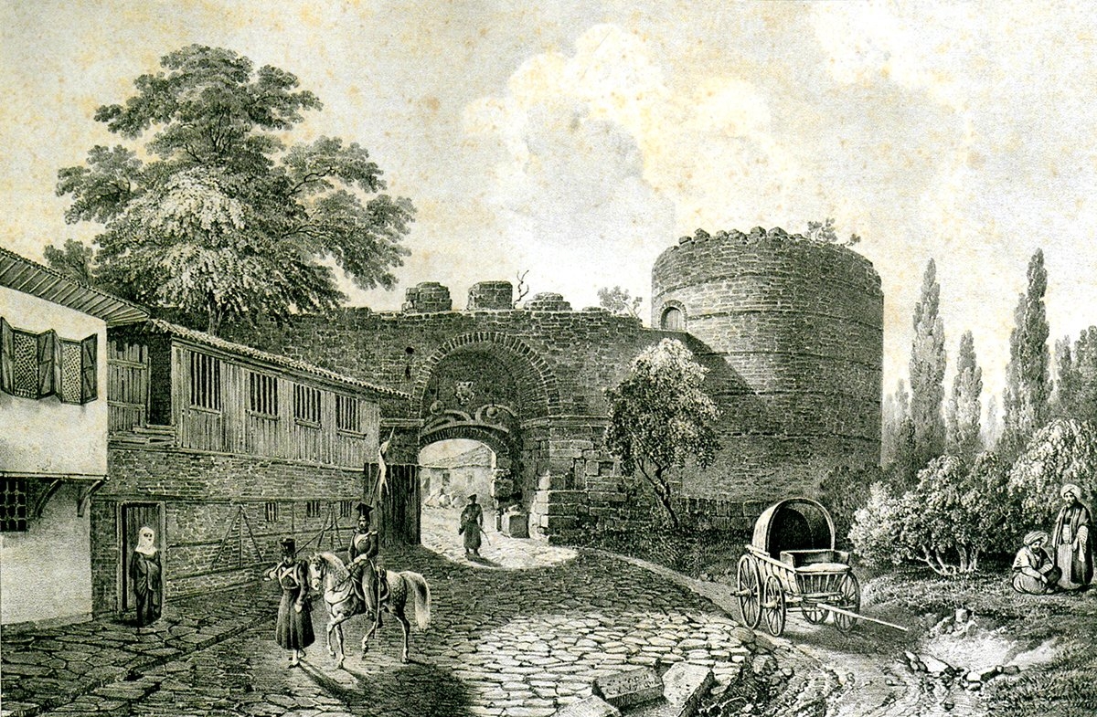 Edirne surlarından bir bölüm ile kale kapılarından birini gösteren XIX. yüzyılın ilk yarısına ait bir gravür (G. Sayger – A. Desarnod, Album d’un voyage en Turquie fait par ordre de sa Majesté l’Empereur Nikolas Ier en 1829 et 1830, Paris, ts., lv. 15)