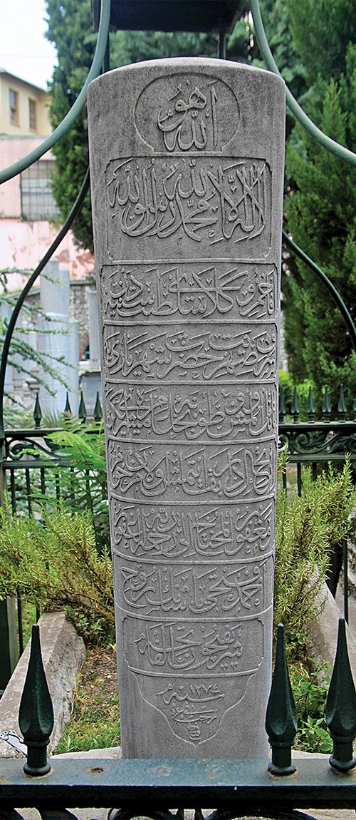 Fethi Paşa’nın II. Mahmud Türbesi hazîresindeki mezarının baş taşı kitâbesi