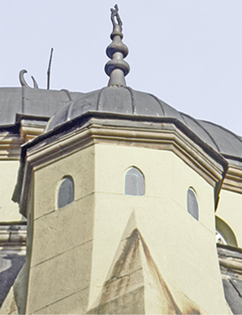 Bostancı Kuloğlu Camii’nin Türk neoklasiği üslûbundaki ağırlık kulesi
