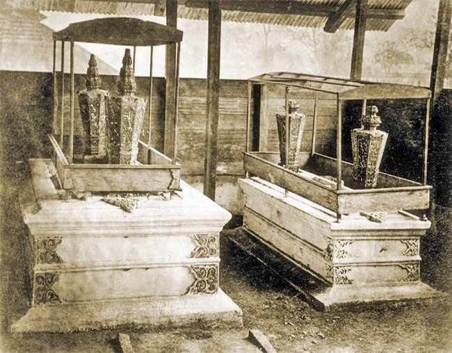 Açe sultanlarına ait kabirler (İÜ Ktp., nr. 91440)