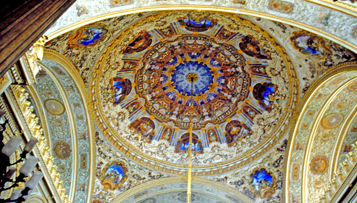 Dolmabahçe Sarayı Muayede Salonu’nun tavanındaki Batı tarzı kalem işi süslemeler