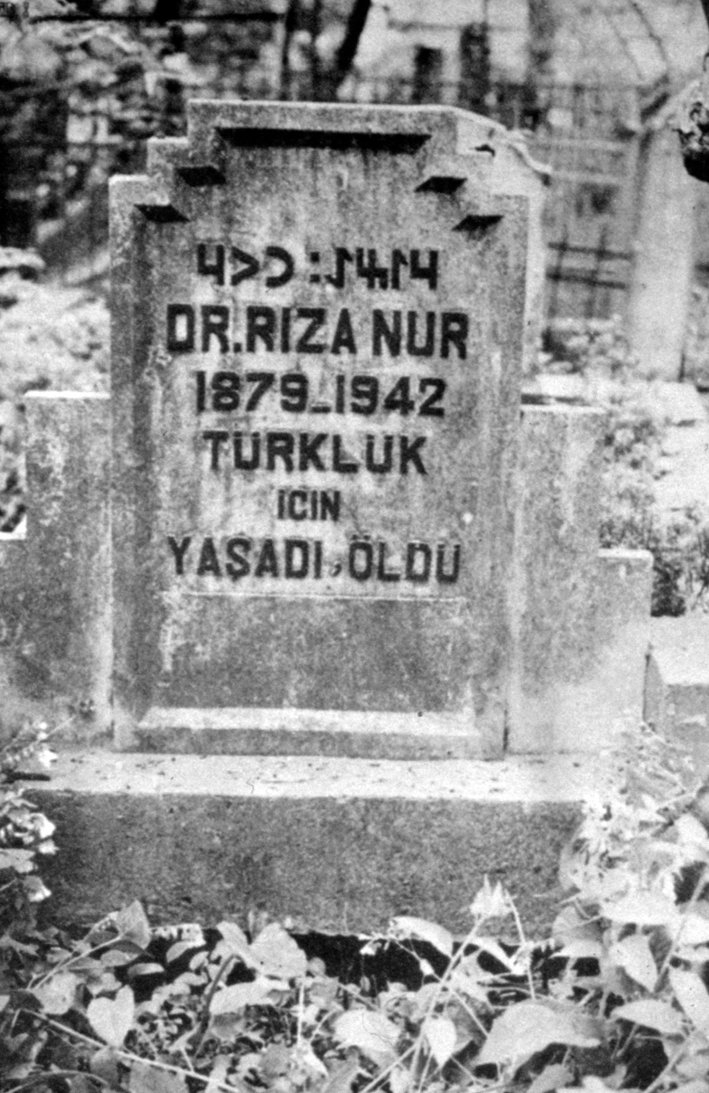 Rıza Nur’un Merkezefendi Mezarlığı’ndaki kabri ve kabir taşı