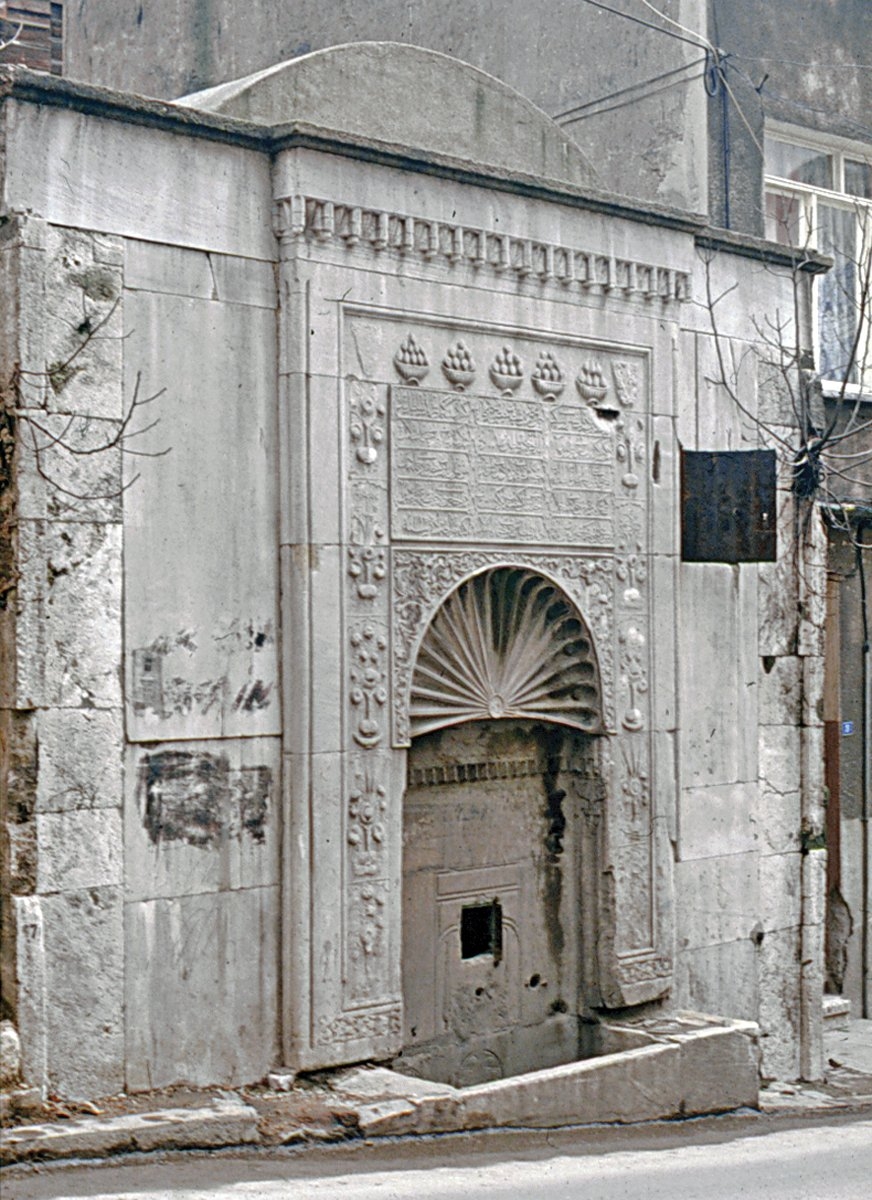 Kādirîhâne Tekkesi’nin cümle kapısı yanındaki Sâliha Sultan Çeşmesi (Topçubaşı İsmâil Ağa Çeşmesi)