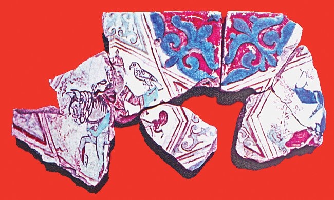 Konya Alâeddin Köşkü’nün mînâî tekniğinde yapılmış çinilerine bir örnek (TİEM)