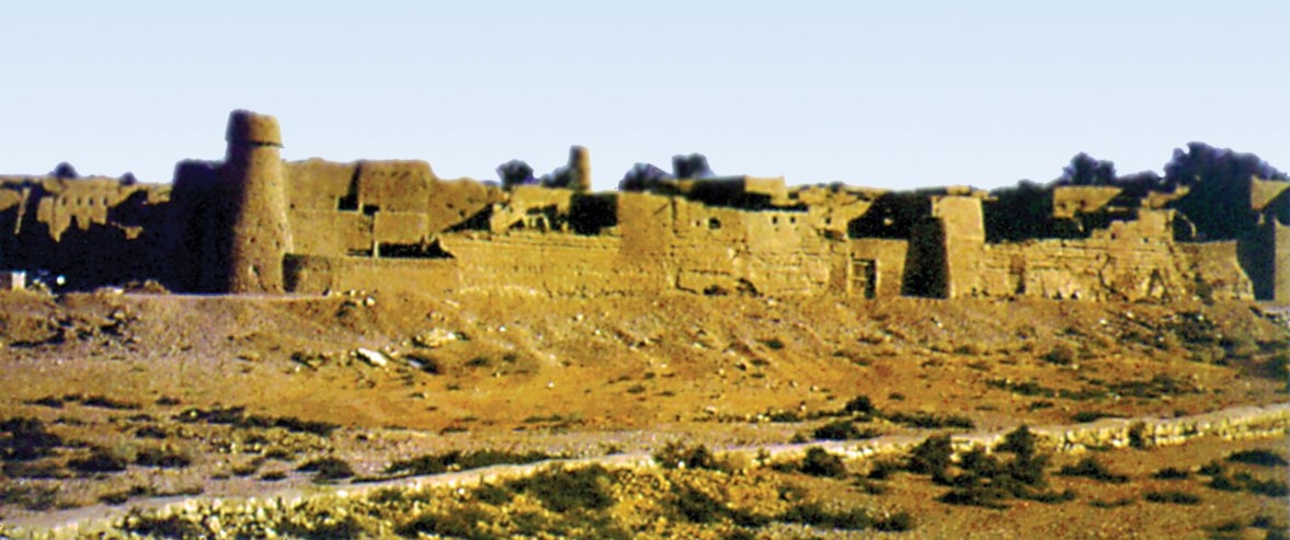 Necid bölgesinde Südeyr yakınındaki bir vahada eski bir yerleşimin harabeleri