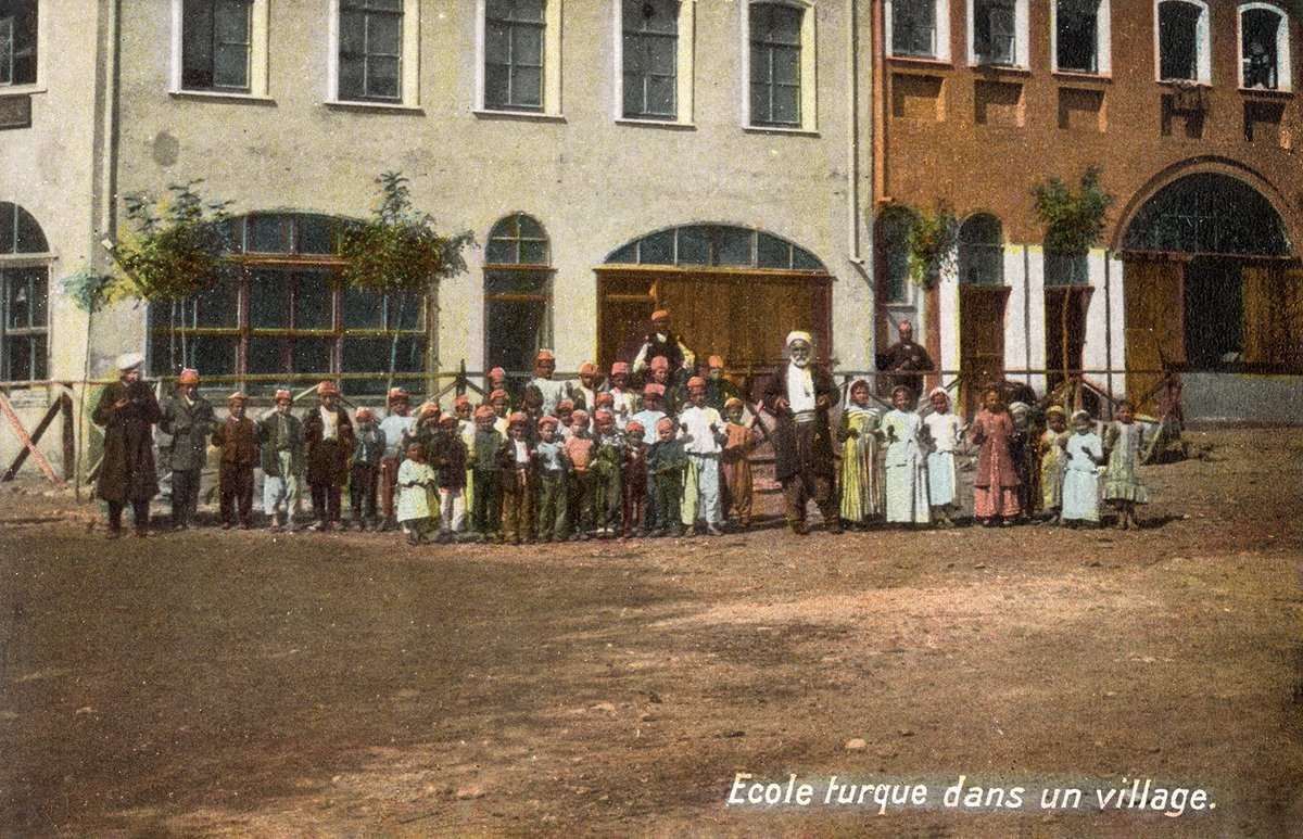 Kağıthane’deki Dâye Hatun Sıbyan Mektebi’nin 1900’lere ait renklendirilmiş kartpostalı(K. Yusuf Ünal koleksiyonu)