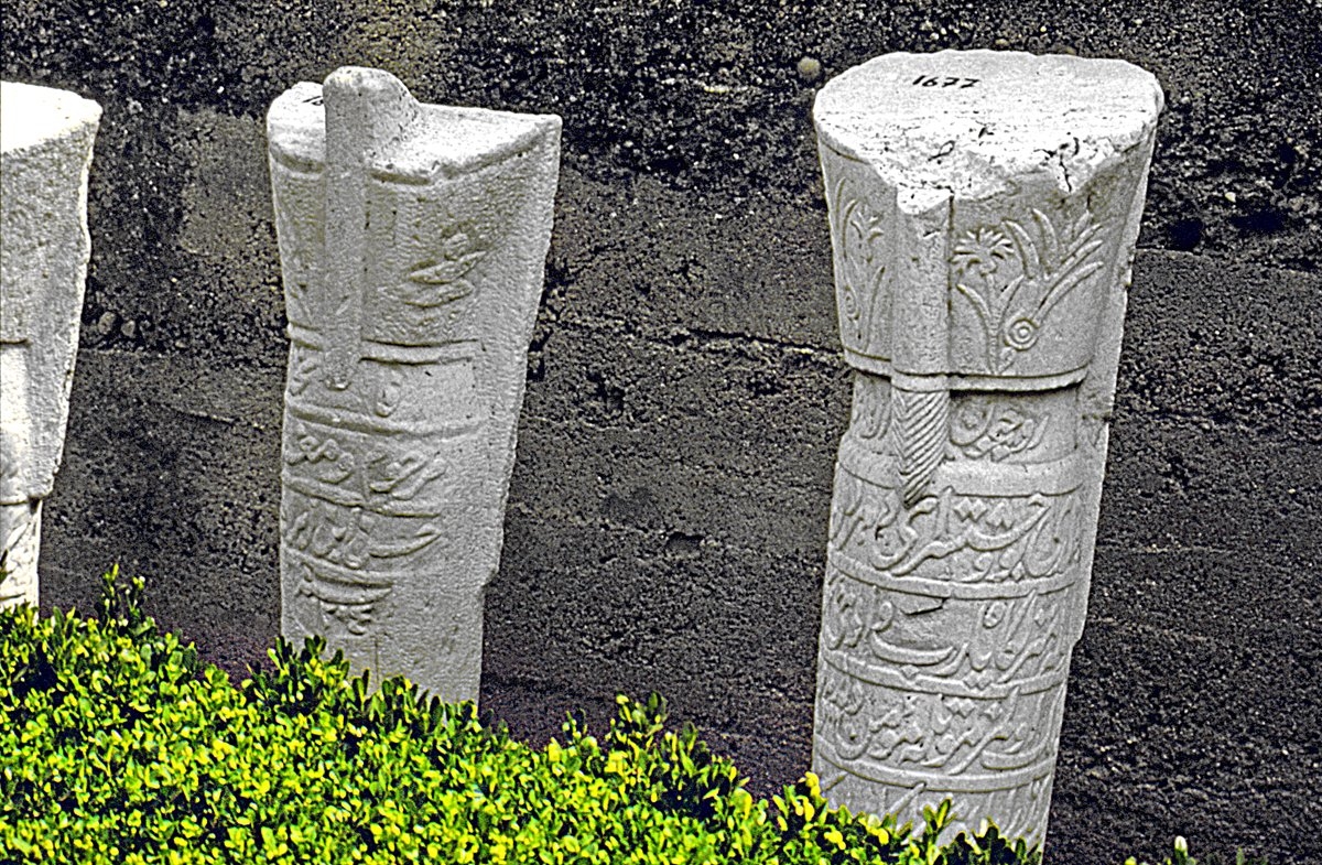 Edirne Türk ve İslâm Eserleri Müzesi’ndeki yeniçeri mezar taşı örnekleri