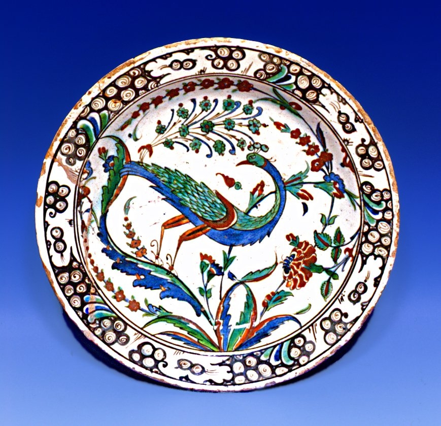 İznik’te imal edilen çini bir tabak (İstanbul Arkeoloji Müzeleri, Çinili Köşk, nr. 41/1427)