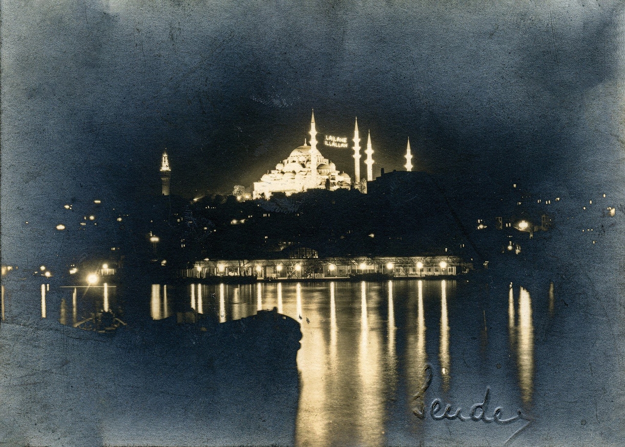 1950’li yıllarda Süleymaniye Camii’ndekurulan “Lâilâhe İllallah” mahyası(K. Yusuf Ünal koleksiyonu)