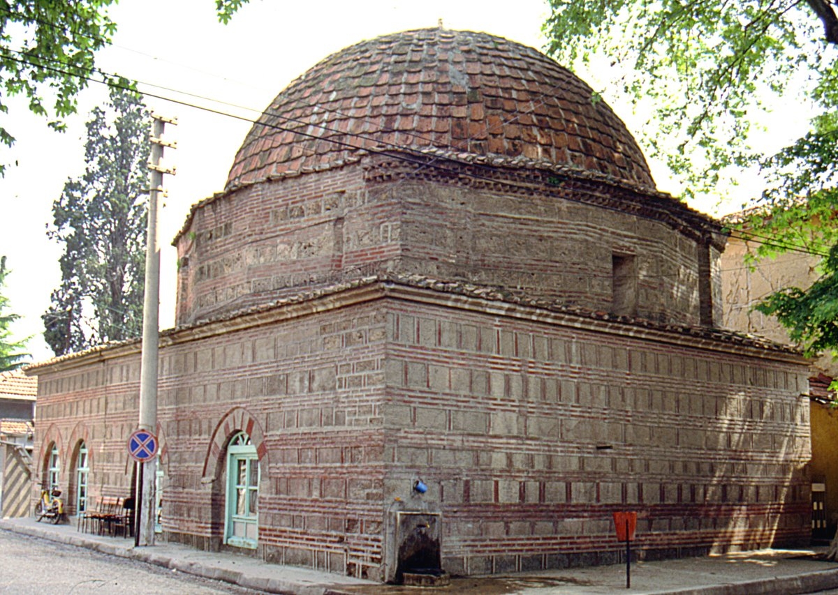 Tek kubbeli Osmanlı camilerinin ilk örneklerinden biri olan Hacı Özbek Camii – İznik/Bursa