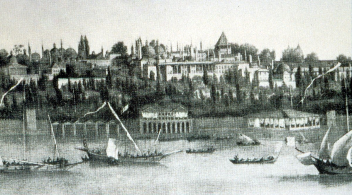 Willem Van de Velde’in 1665-1670 yılları arasına ait Hollanda’da özel bir koleksiyonda bulunanTopkapı Sarayı panoramasındaklasik Harem cephesini gösteren detay