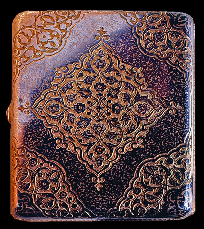 Savat tekniğiyle yapılmış bir tütün tabakası (M. Zeki Kuşoğlu koleksiyonu)