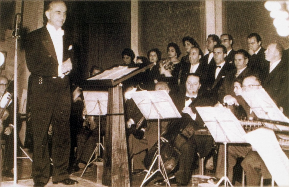 Münir Nurettin Selçuk, yönettiği İcra Heyeti konserlerinin birinde