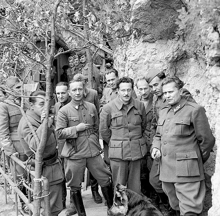 Josip Broz Tito ve Edvard Kardelj, II. Dünya Savaşı sırasında Komünist Partisi denetimindeki Halk Kurtuluş Hareketi’nden silâh arkadaşlarıyla birlikte