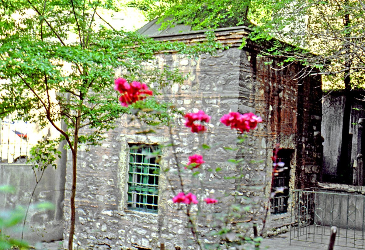 Sirkeci’de Aydınoğlu Tekkesi’nden günümüze ulaşmış tek yapı olan, tekkenin bânisi Ünsî Hasan Efendi’nin türbesi – Fatih/İstanbul