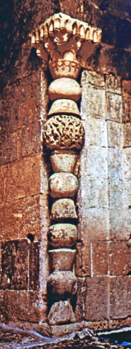 Caca Bey Medresesi’nin ana eyvanının köşesindeki süslü sütun