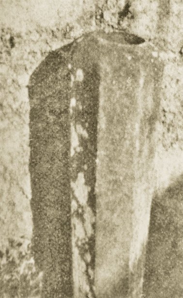 Miskinler Tekkesi’nin önüne dikilen tepesi oyuk sadaka taşı