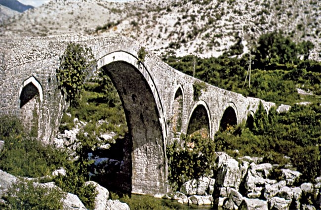 Kuzey Arnavutluk’ta Mut’a bağlı Mes köyündeki Osmanlı Köprüsü