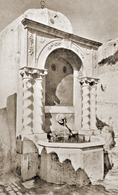 Kasba’da burmalı çifte sütunlu çeşme – Cezayir