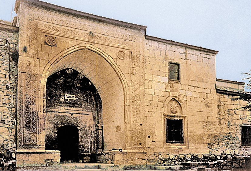 Yelmâniye Camii’nin taçkapısı