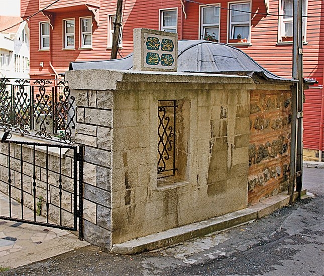 Üsküdar’da Şem‘î’ye ait olduğu kabul edilen mezar