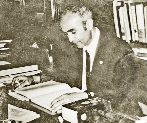 Nihad M. Çetin Şarkiyat Enstitüsü Kütüphanesi’nde çalışırken