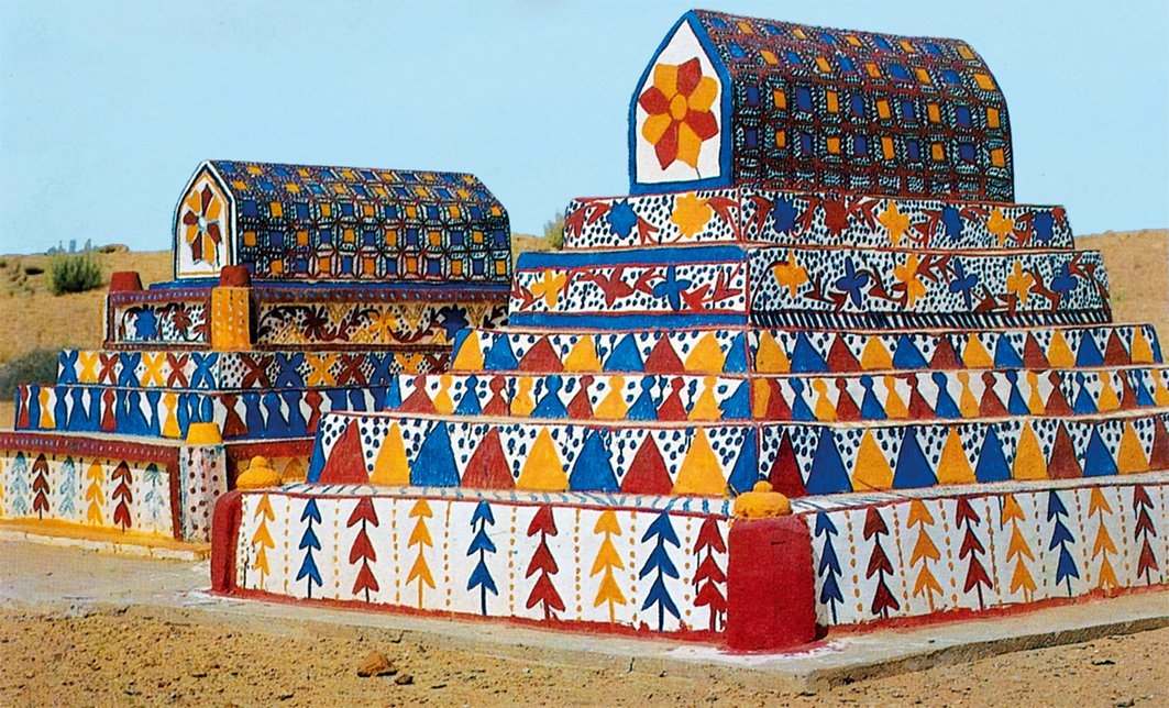 Çevkundi (Chaukundi) Mezarlığı’nda sandukalı kadın mezarları – Karaçi/Pakistan