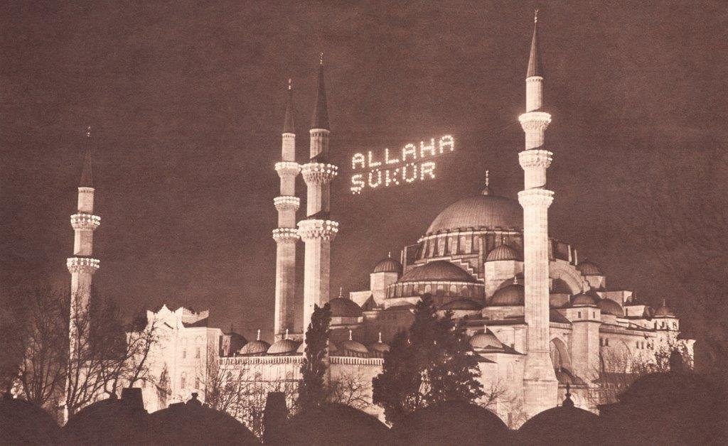 Ramazan ayında minarelerine mahya kurulmuş bir Süleymaniye Camii fotoğrafı(Hayat Mecmuası, sy. 9, 22 Şubat 1962)