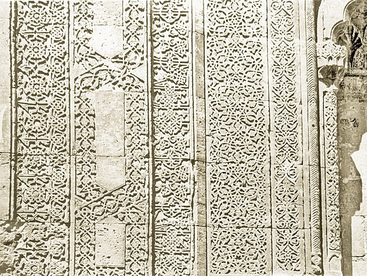 Çifte Minareli Medrese’nintaş süslemesinden bir detay