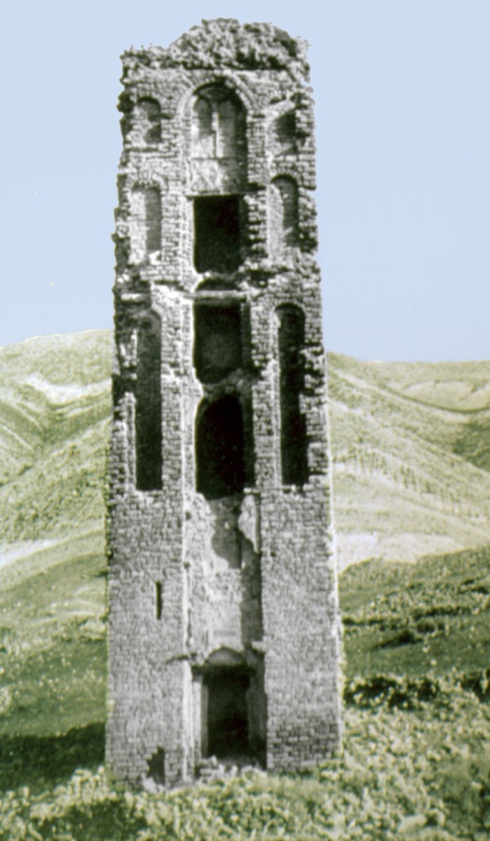 Benî Hammâd Kalesi içindeki caminin minaresinin XX. yüzyıl başında çekilmiş bir fotoğrafı(Beylié, La Kalaa des Beni-Hammad, lv. IX)