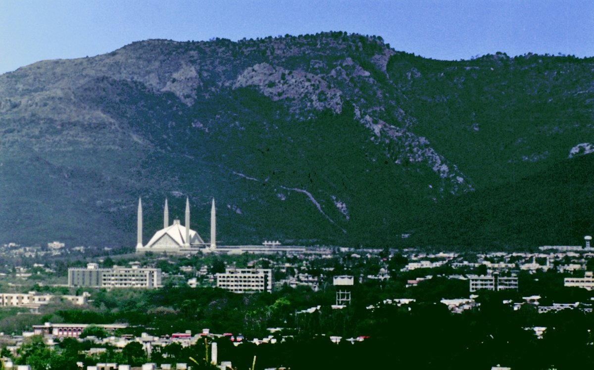 İslâmâbâd’dan bir görünüş (geri plandaki yapı Faysal Camii’dir)