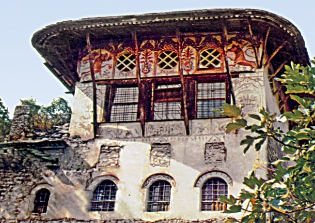 Duvar süslemeleri XVIII. yüzyıla ait olan karakteristik bir Osmanlı evi – Ergirikasrı/Arnavutluk