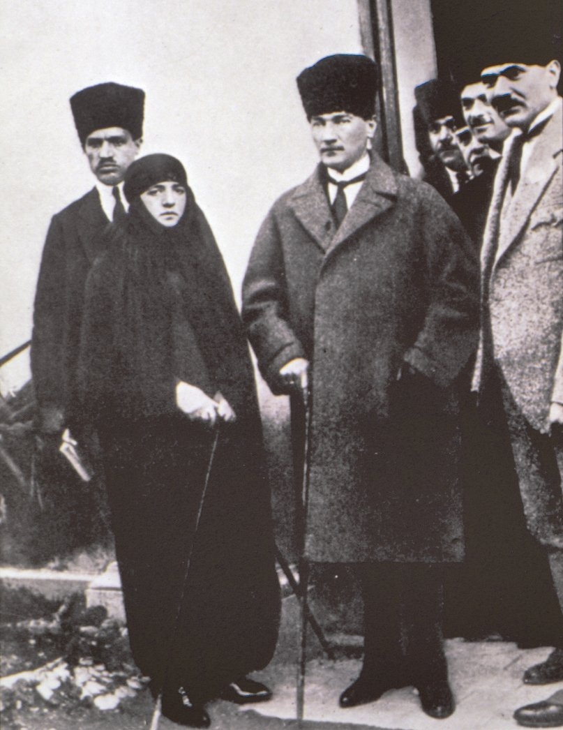 Atatürk Adana’da eşi Latife Hanım ile