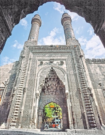 Çifte Minareli Medrese’nin taçkapısı – Sivas