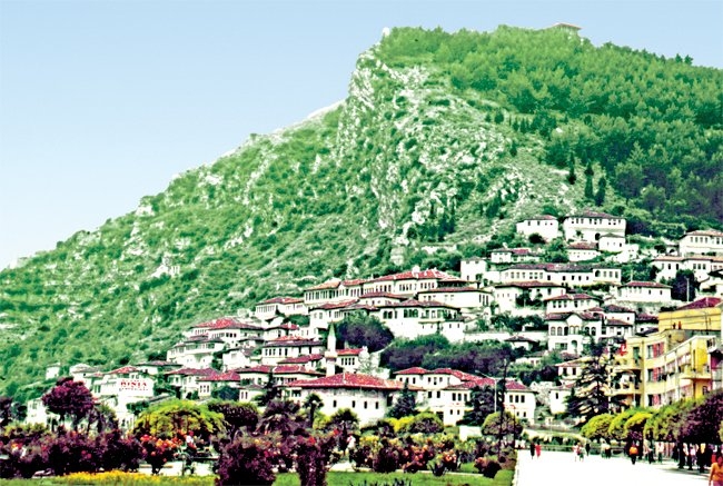 Berat’tan genel bir görünüş ve kale – Arnavutluk