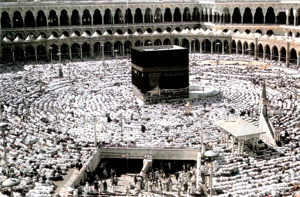 Zemzem Kuyusu’nun girişi ve Kâbe’den bir görünüş