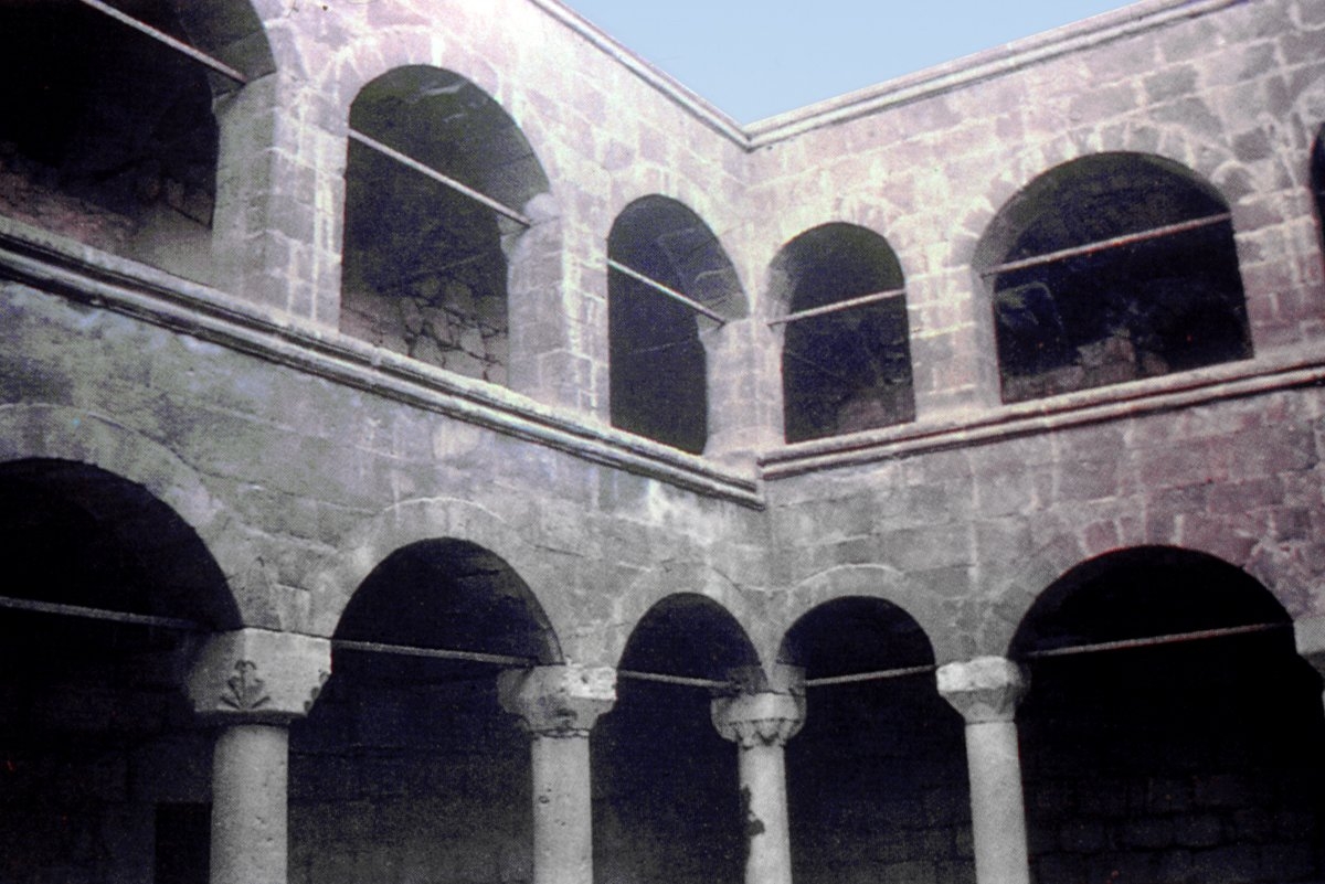 Meydan Medresesi’nin avlusundan bir köşe