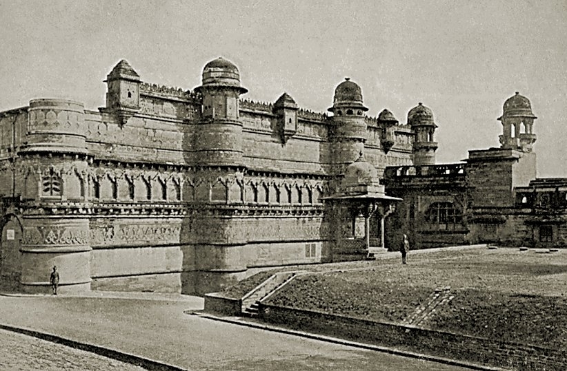 Gevâliyâr şehir surlarının ana girişi – Hindistan