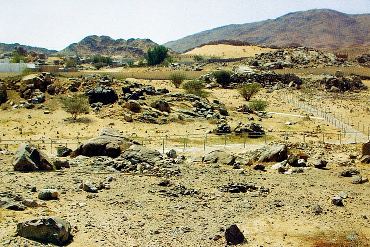 Bedir Gazvesi’nin meydana geldiği yerin batısında bu savaşta şehid düşen ashabın defnedildiği şehitlik