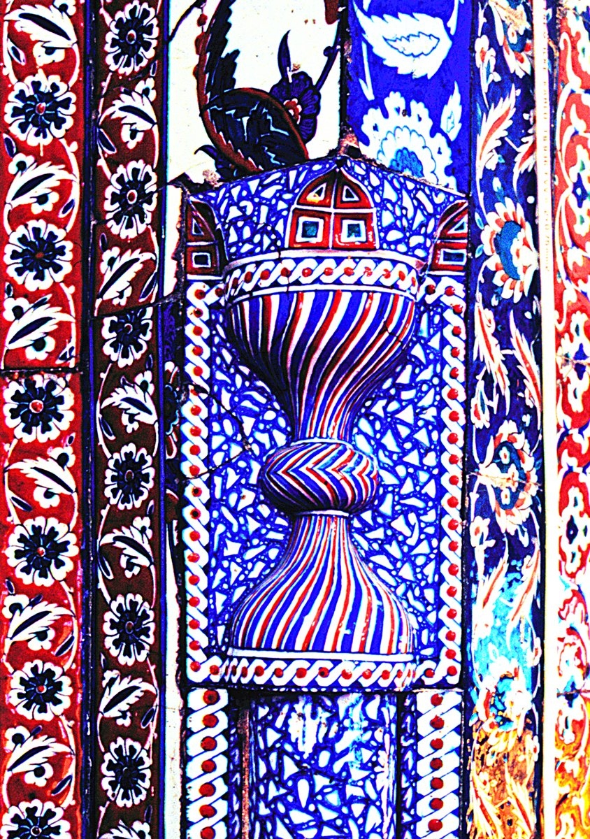 İvaz Efendi Camii’nin mihrap çinilerinden bir detay