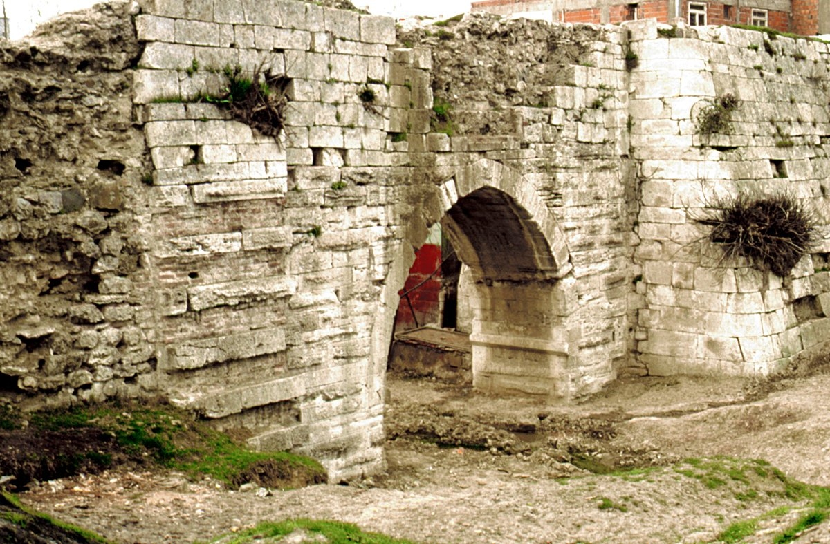 Halkalı sularının Süleymaniye isâlesinin Çınar kolu üzerinde bulunan Kumrulu Kemer